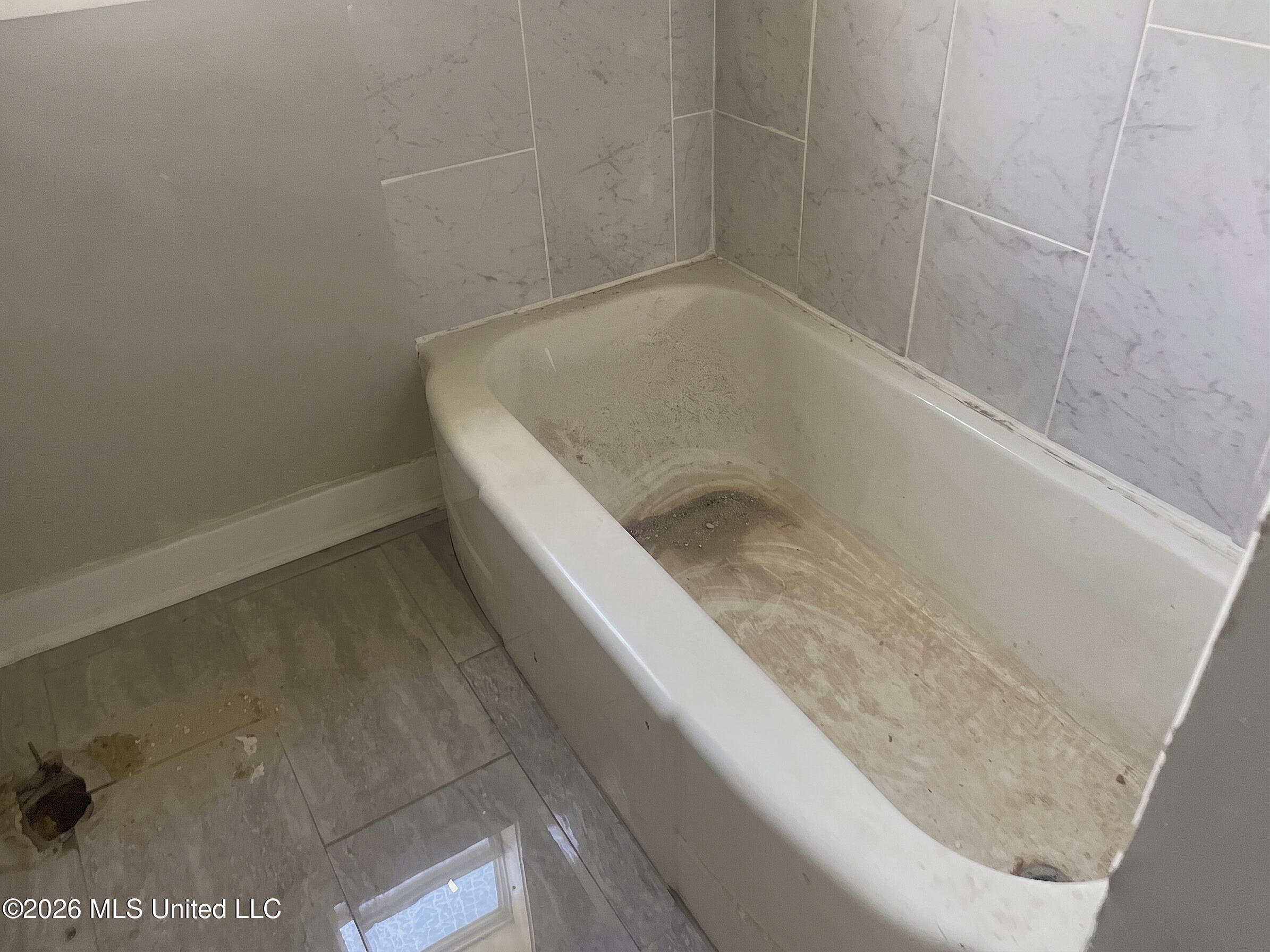 2300 23rd Avenue Meridian, MS 39301 - Photo 16 of 17 (Bathroom )