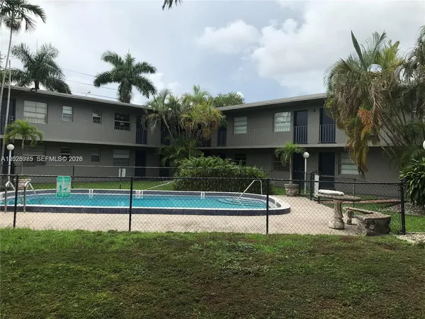 $1,900 | 3901 Southwest 112th Avenue, Unit 14, Miami, FL 33165