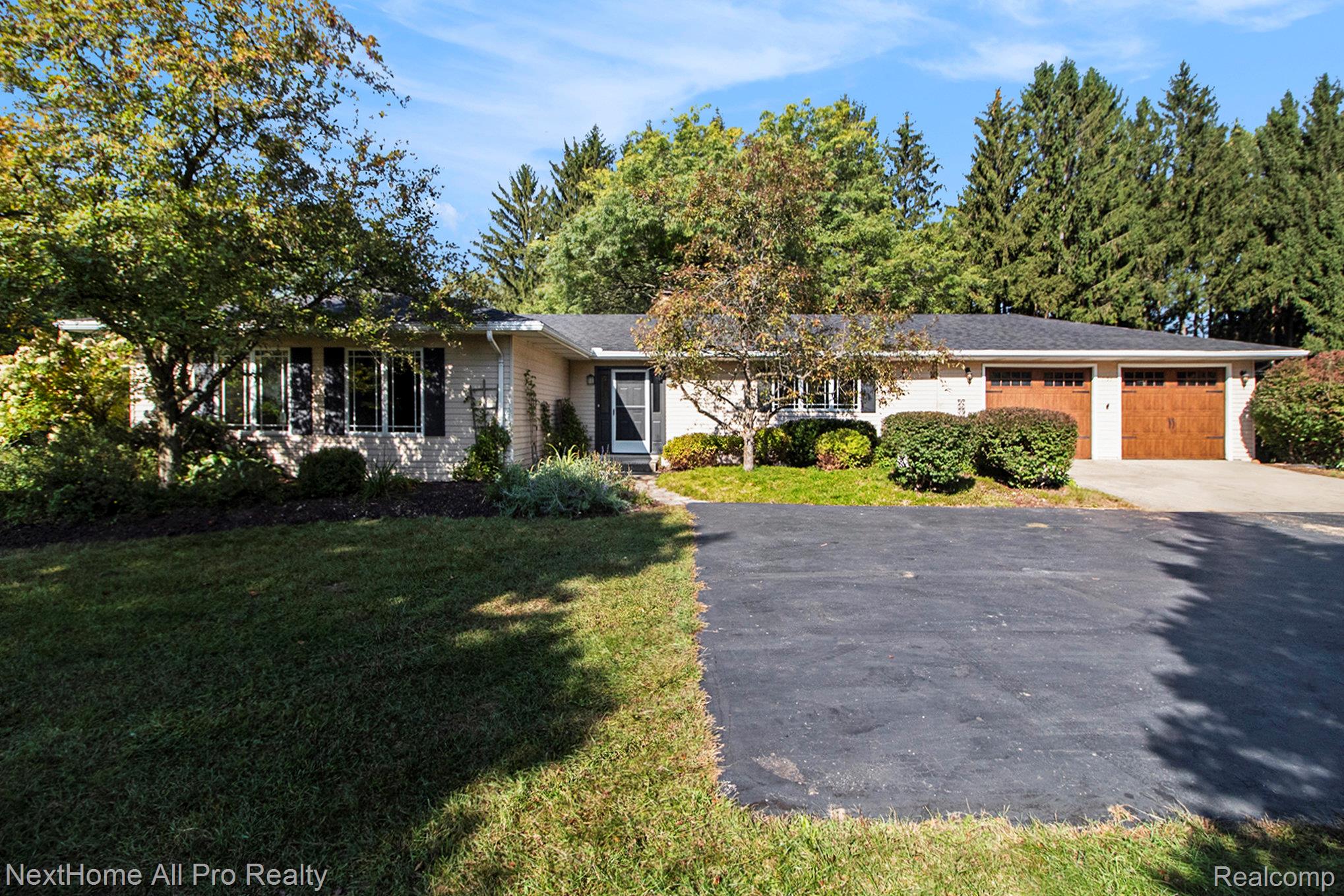 7195 Curtis Road Northville, MI 48168 - Photo 2 of 70 4000 sq ft. ranch home with 1250 sq ft of garage space.