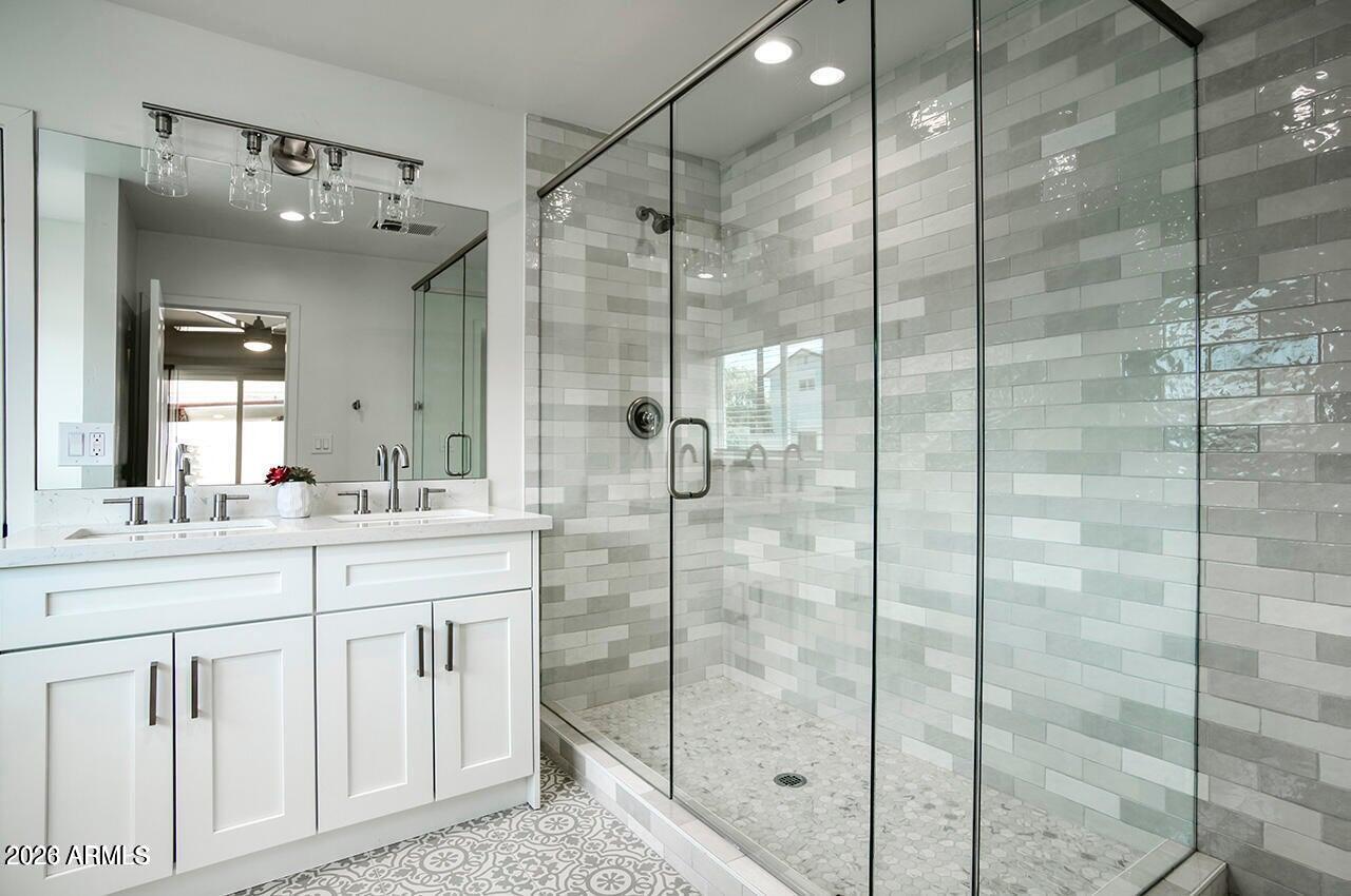 2509 East Coolidge Street Phoenix, AZ 85016 - Photo 6 of 30 Primary Bathroom