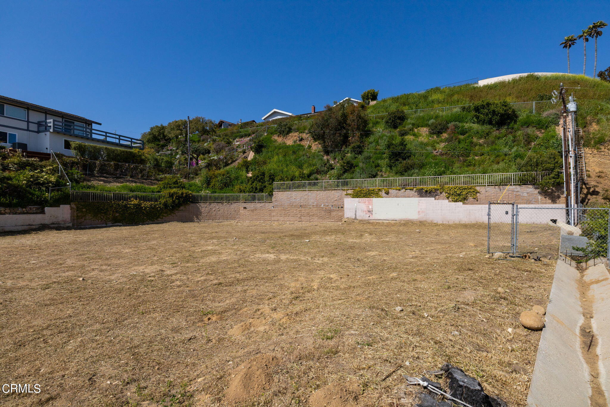 628 Whitecap Drive Ventura, CA 93003 - Photo 7 of 30 a view of a yard with a table and chairs