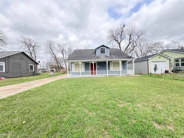 $1,300 | 3103 9th Street, Bay City, TX 77414
