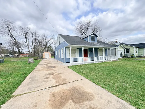 $1,300 | 3103 9th Street, Bay City, TX 77414