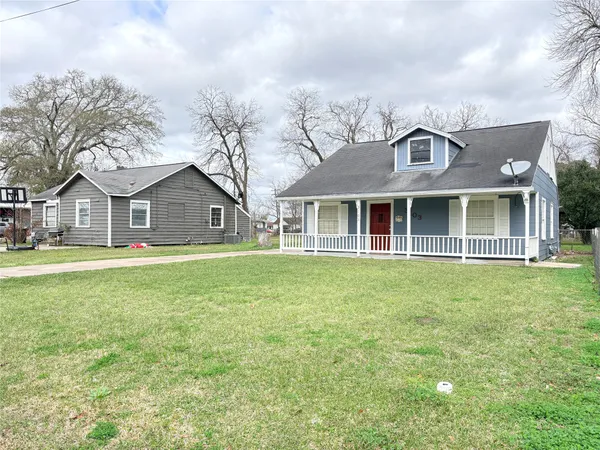 $1,300 | 3103 9th Street, Bay City, TX 77414