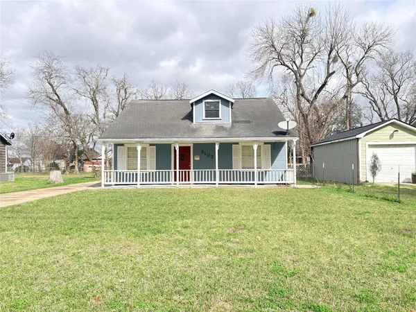 $1,300 | 3103 9th Street, Bay City, TX 77414