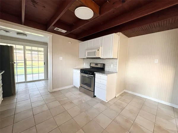 $1,300 | 3103 9th Street, Bay City, TX 77414