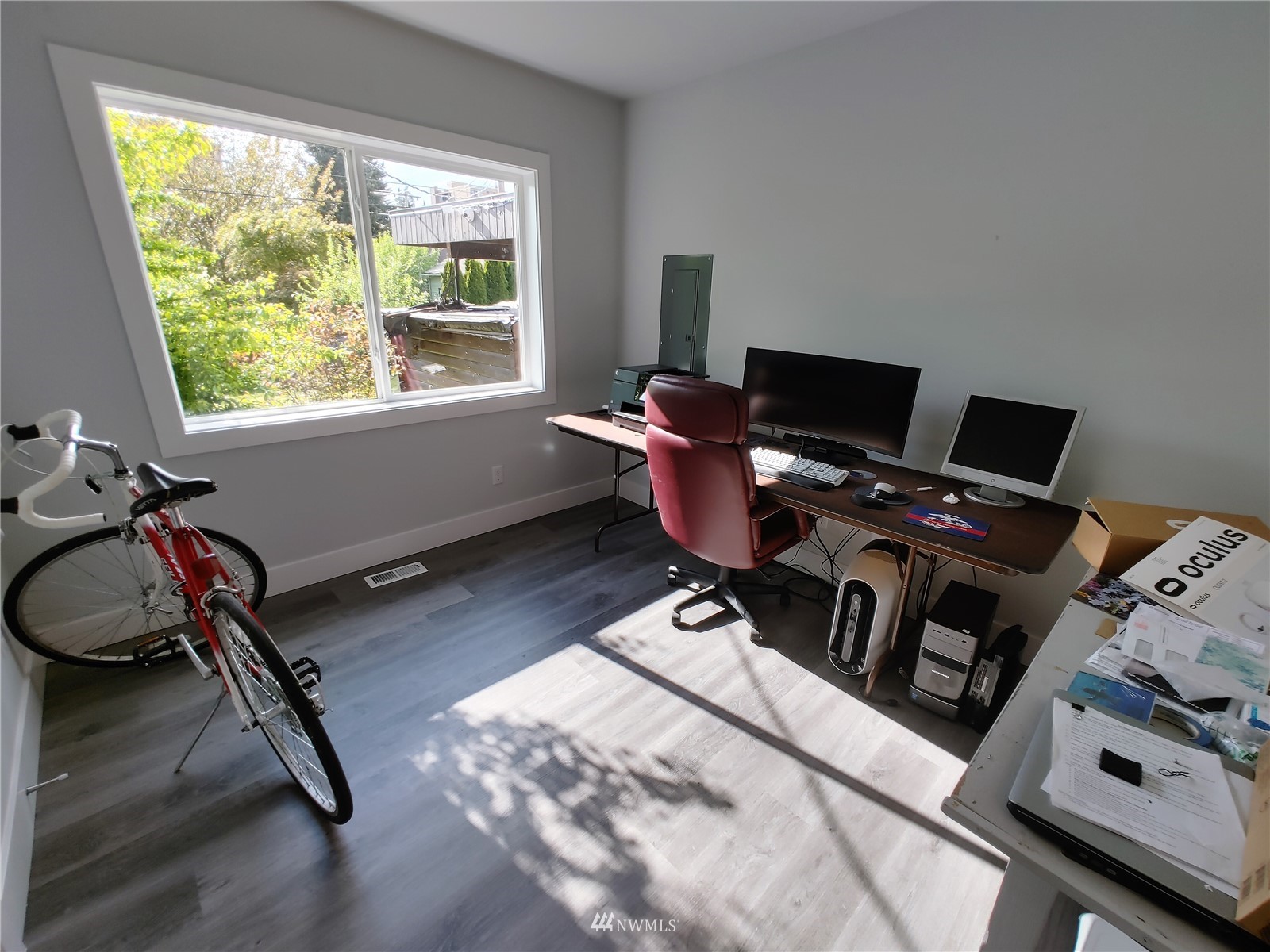 3506 Rockefeller Avenue Everett, WA 98201 - Photo 19 of 27 a workspace with a window
