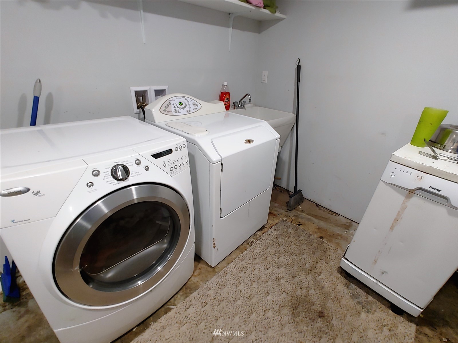 3506 Rockefeller Avenue Everett, WA 98201 - Photo 22 of 27 a utility room with dryer and washer