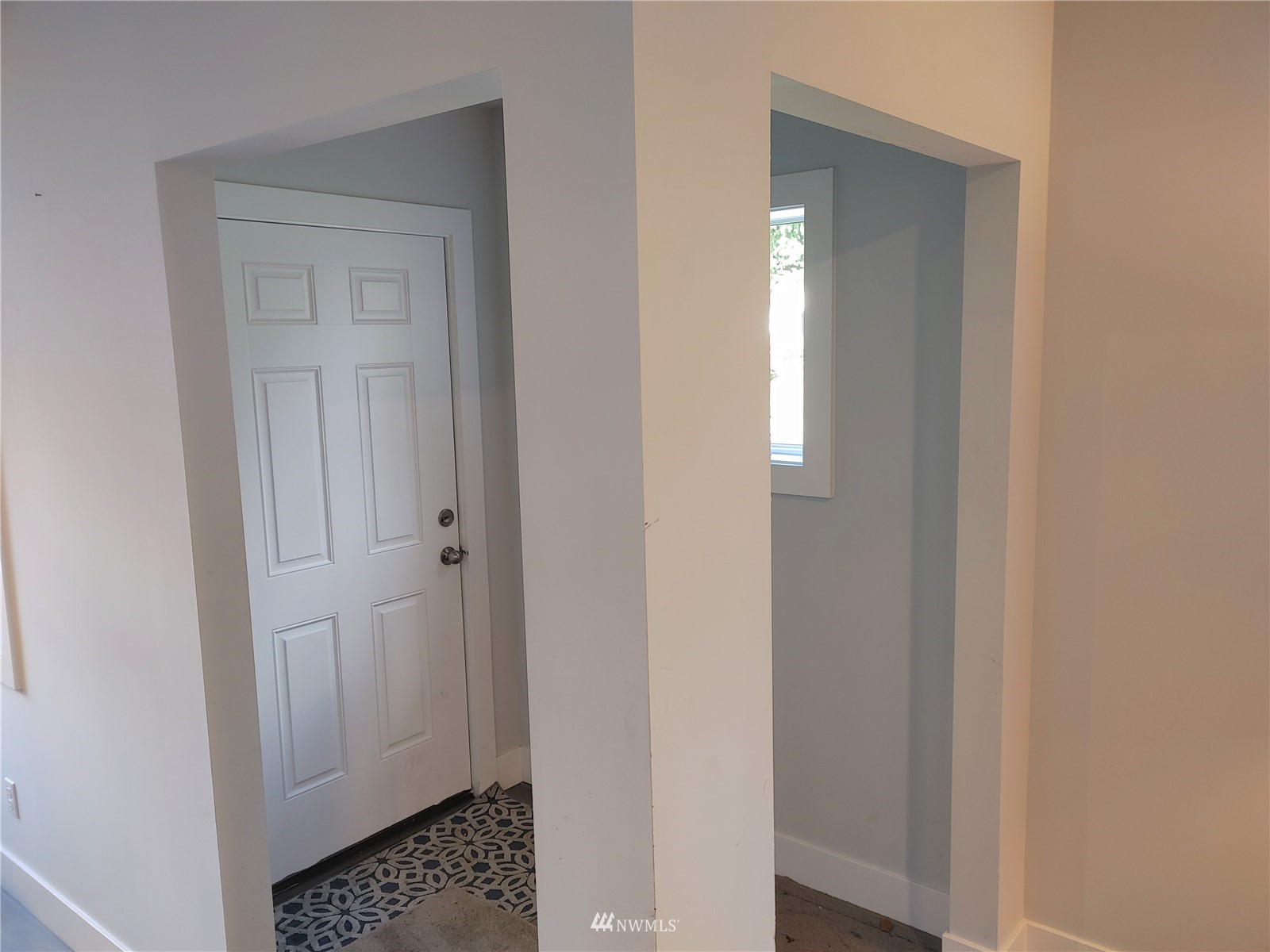 3506 Rockefeller Avenue Everett, WA 98201 - Photo 3 of 27 a view of a bathroom from a hallway