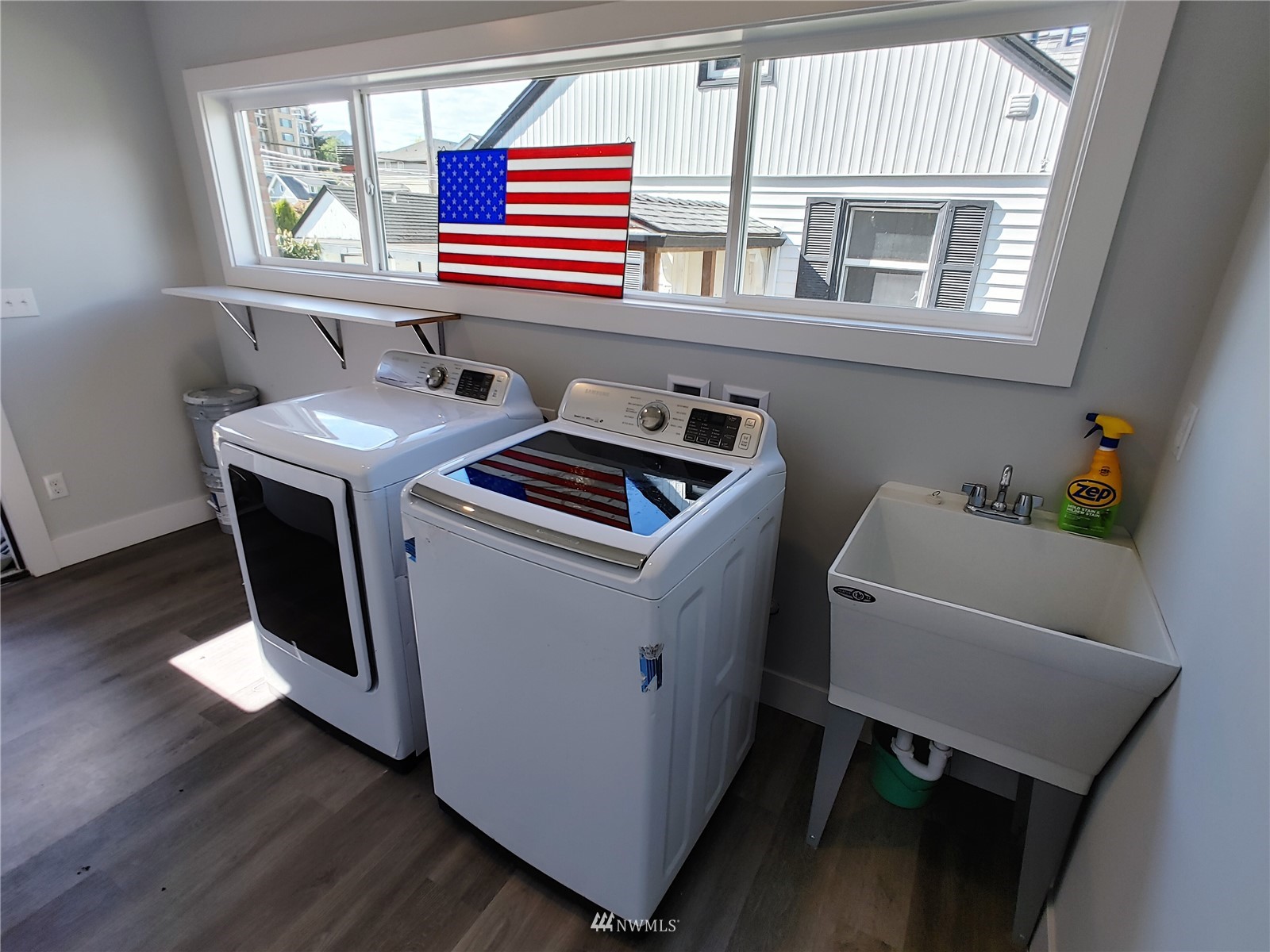 3506 Rockefeller Avenue Everett, WA 98201 - Photo 9 of 27 a utility room with dryer and washer