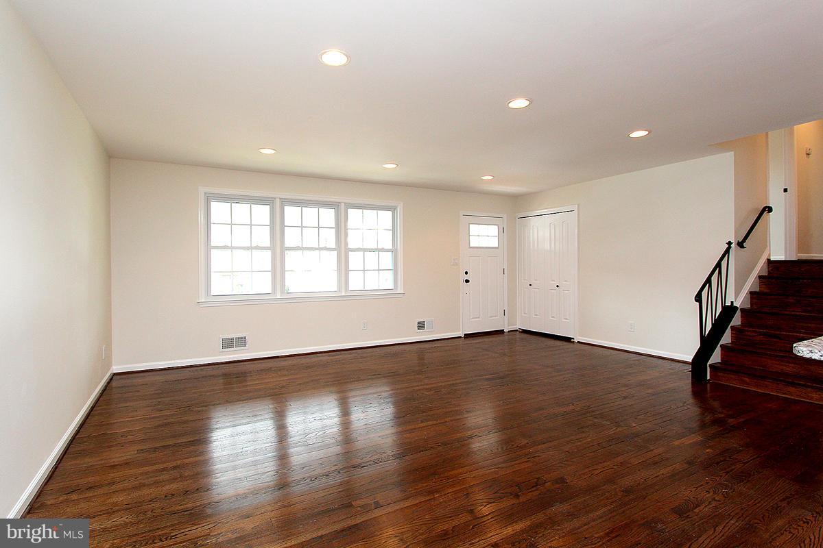 215 Radstock Road Catonsville, MD 21228 - Photo 11 of 29 Living Room