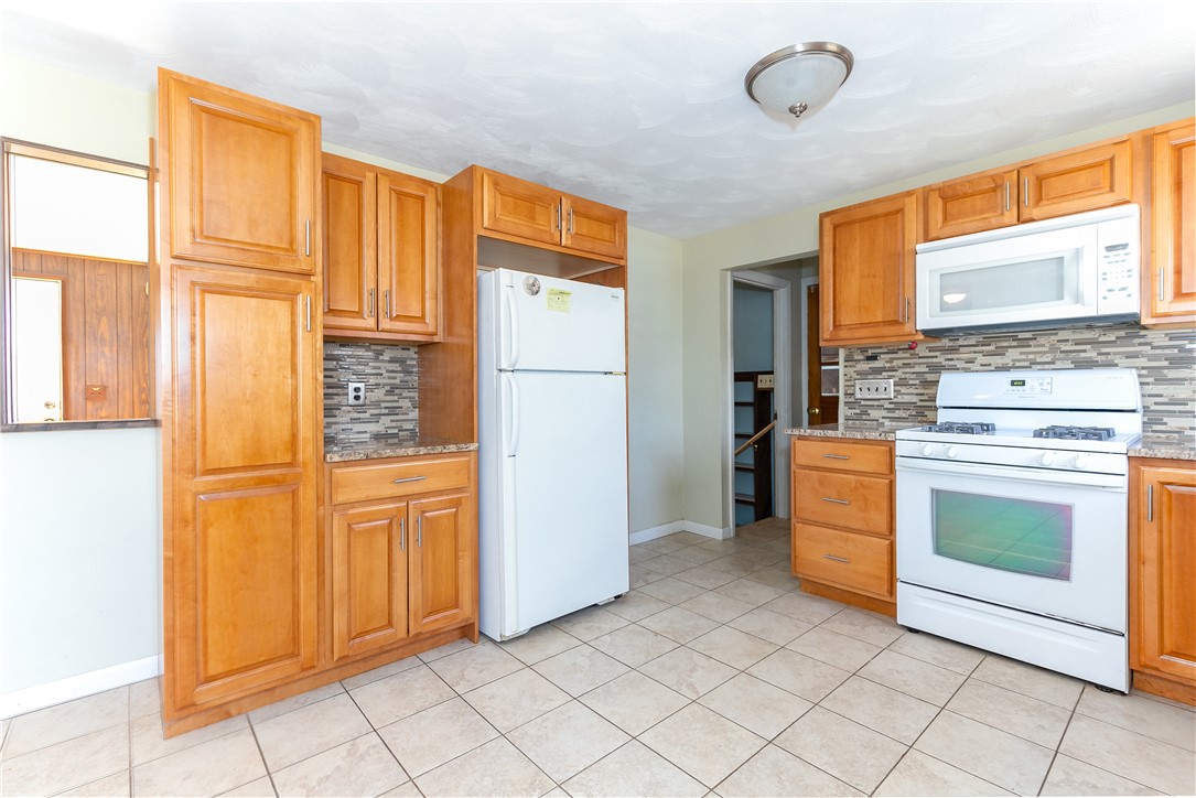 111 Pettis Drive Warwick, RI 02889 - Photo 4 of 22