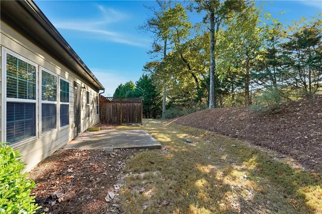 a view of a house with backyard and garden