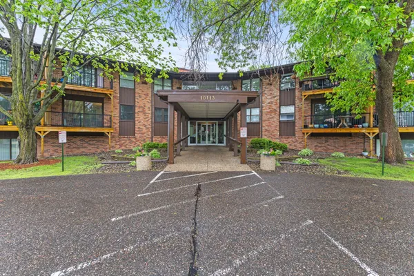 $99,900 | 10113 West 34th Street, Unit 105, Hopkins, MN 55305