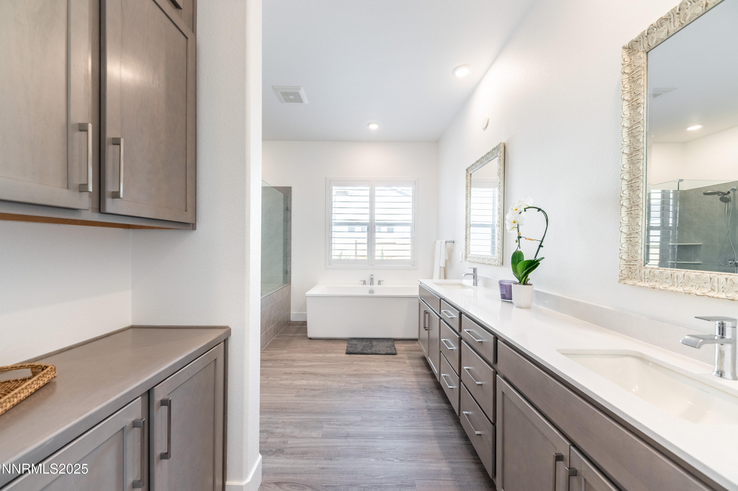 11640 Crosby Rnch Drive Sparks, NV 89441 - Photo 11 of 21 a spacious bathroom with a double vanity sink a mirror and a bathtub