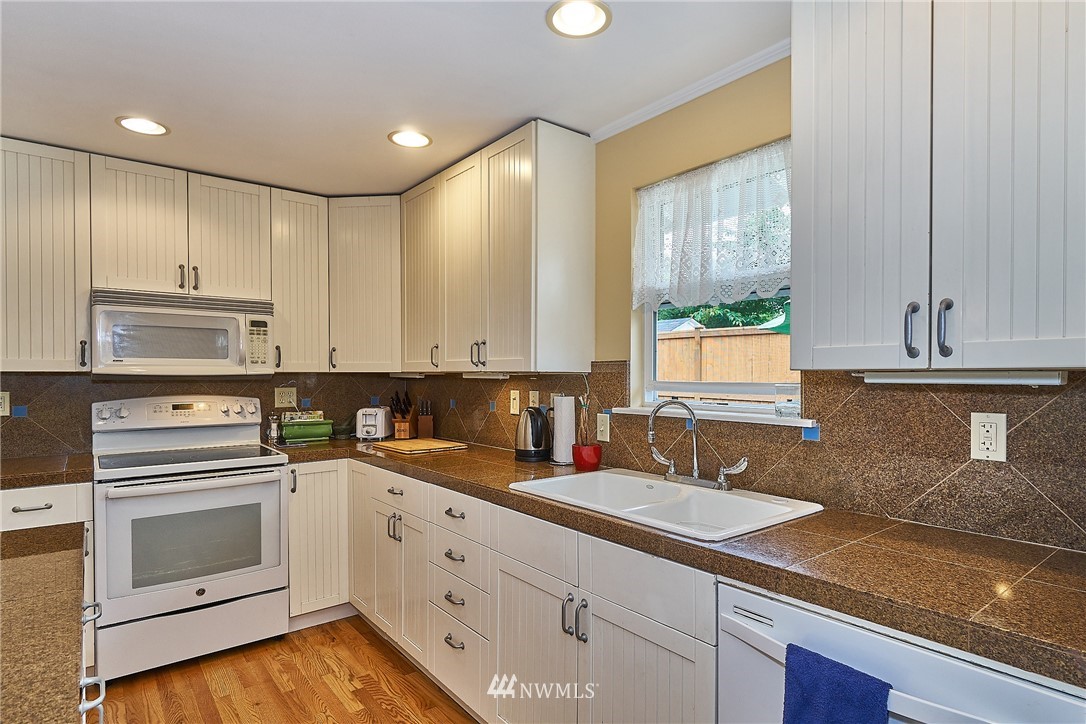 3903 Meadow Avenue North Renton, WA 98056 - Photo 5 of 18 Gallery Image 5