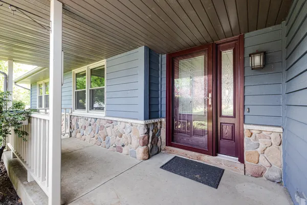 $595,000 | S32W31809 Squire Court, Genesee, WI 53189