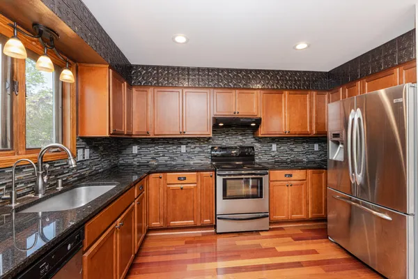 $595,000 | S32W31809 Squire Court, Genesee, WI 53189