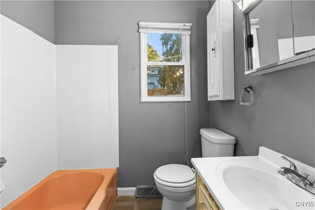 $2,100 | 60 Leslie Avenue, Utica, NY 13501