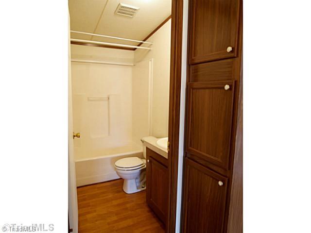 370 Strawberry Road Reidsville, NC 27320 - Photo 6 of 12 Bath.