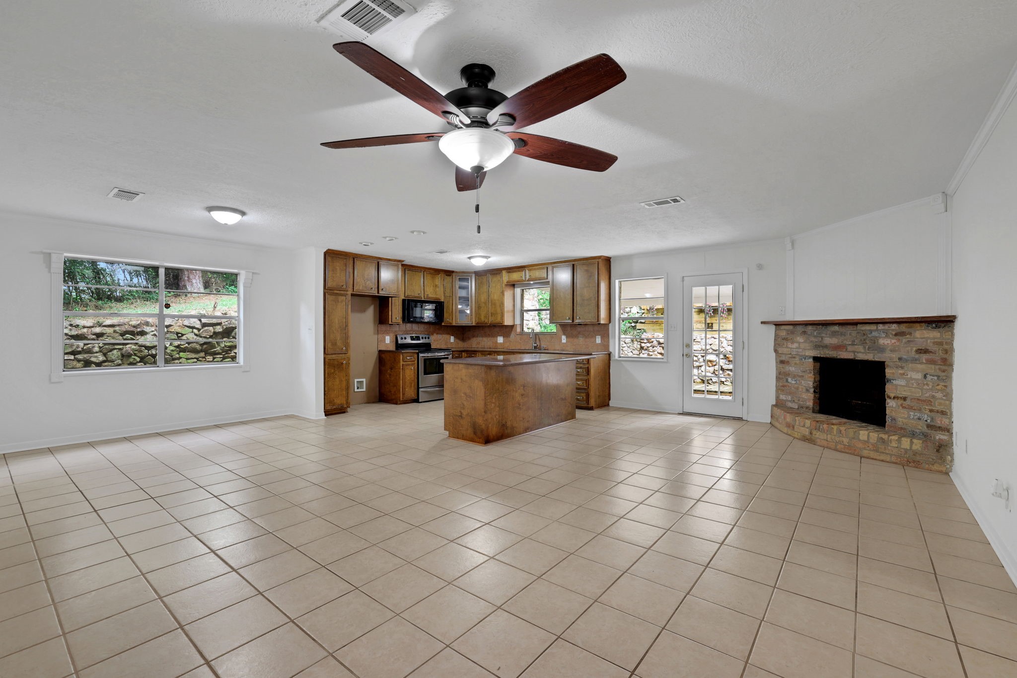 113 Hillendale Street Livingston, TX 77351 - Photo 4 of 36 Flow into the open concept living, kitchen and dining area