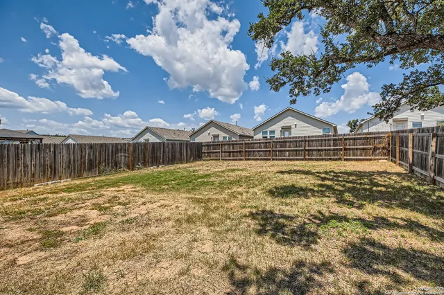 a house view with backyard space