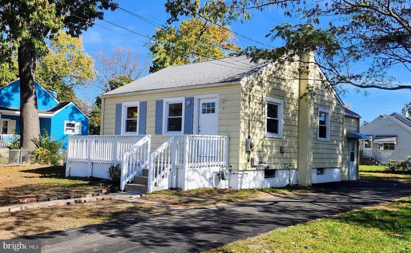 Front view, Driveway