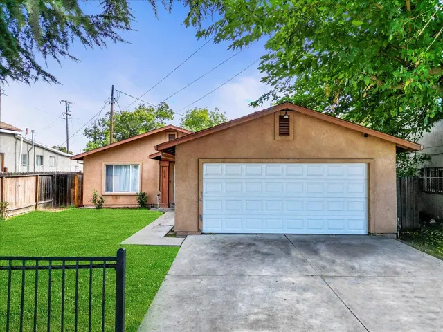 a front view of house with yard and garage
