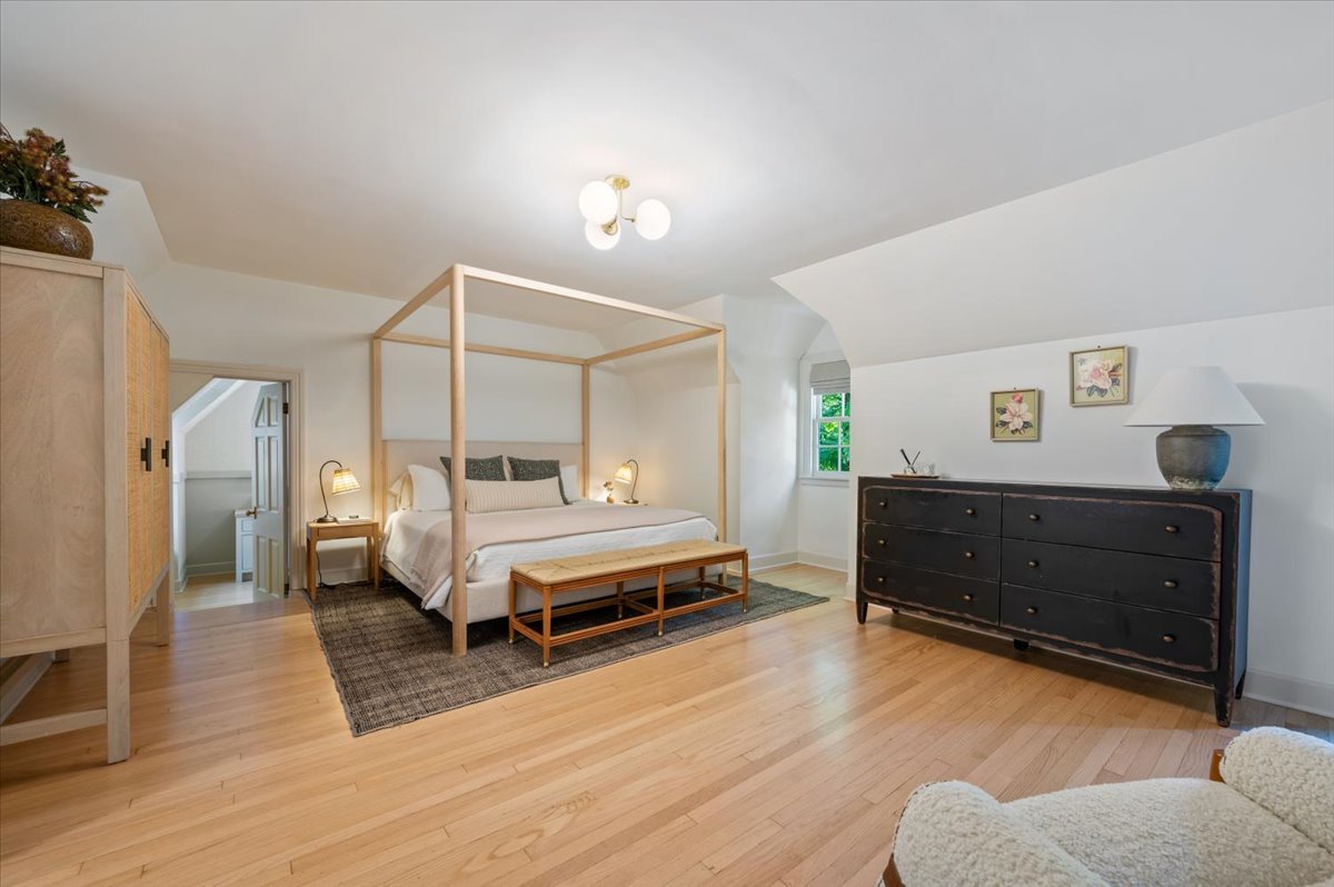 615 Ridge Road Kenilworth, IL 60043 - Photo 18 of 41 a bedroom with furniture and wooden floor