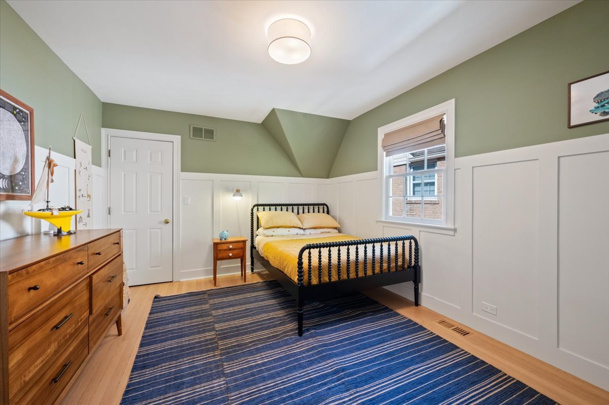 615 Ridge Road Kenilworth, IL 60043 - Photo 23 of 41 a bedroom with furniture and a window