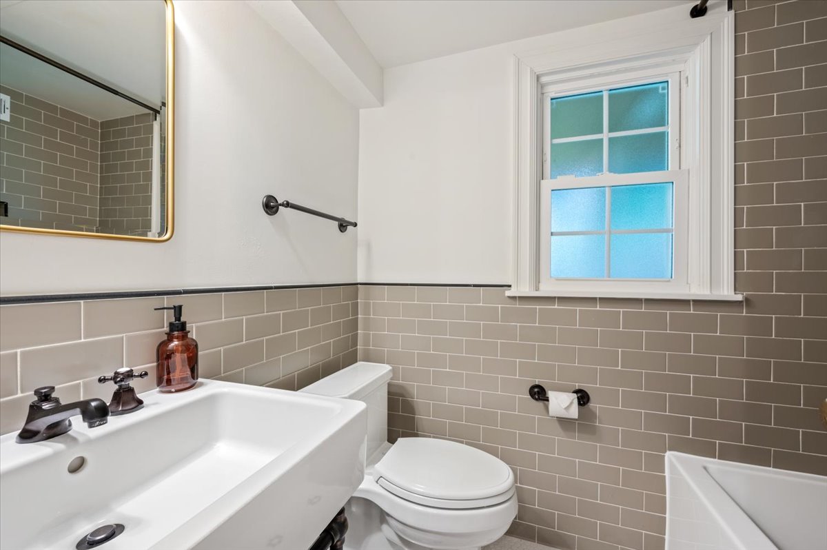 615 Ridge Road Kenilworth, IL 60043 - Photo 29 of 41 a bathroom with a sink a toilet and a mirror