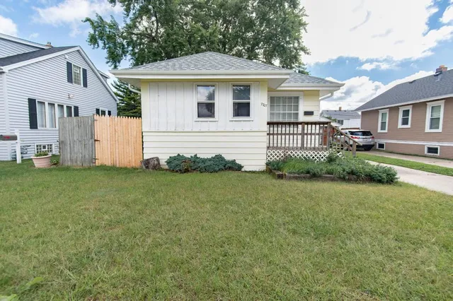 $174,900 | 7707 16th Avenue, Kenosha, WI 53143