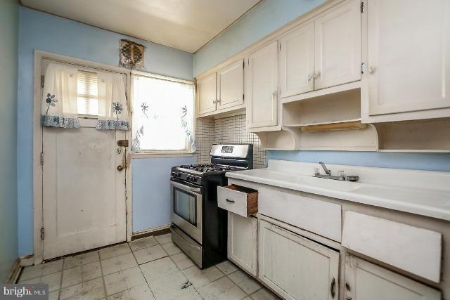 1558 Pentwood Road Baltimore, MD 21239 - Photo 6 of 10 Interior (General)