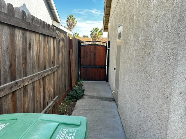 a view of a backyard