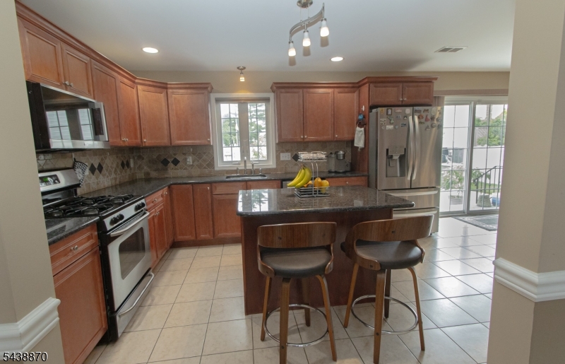 419 Putnam Road Union, NJ 07083 - Photo 4 of 22