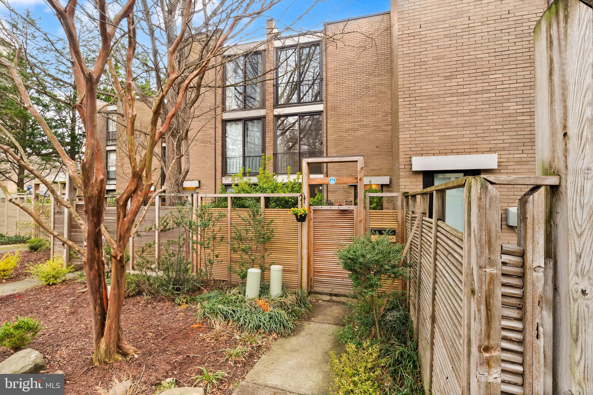 Beautiful Mid-Century Modern Townhome on the Water