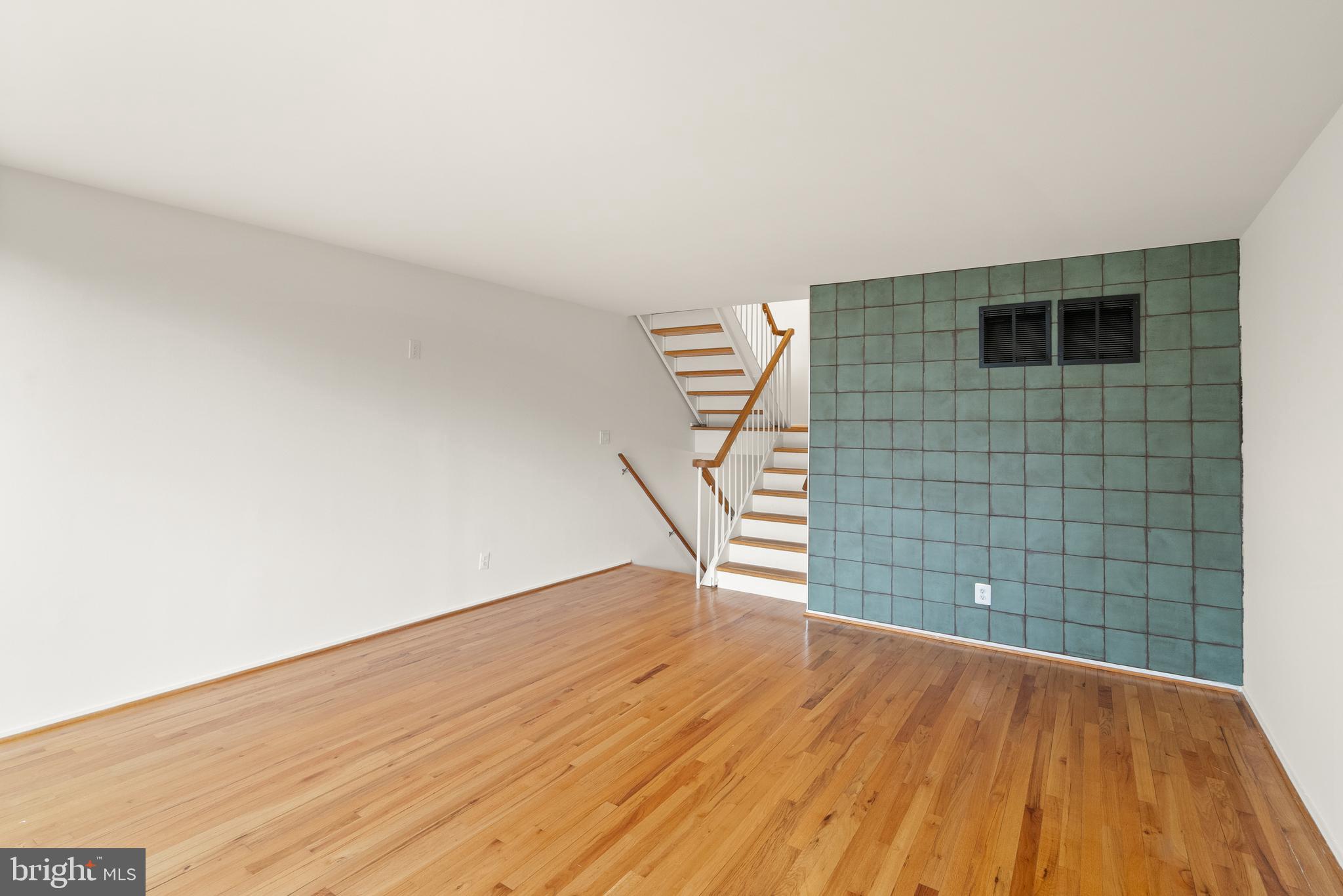 11465 Washington Plaza West Reston, VA 20190 - Photo 13 of 45 Upper Level 1 - Living room with accent wall