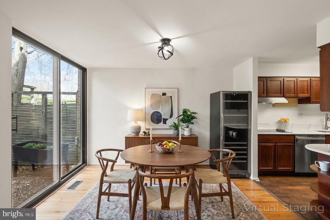 11465 Washington Plaza West Reston, VA 20190 - Photo 4 of 45 Main Level - Dining Room - Virtually Staged