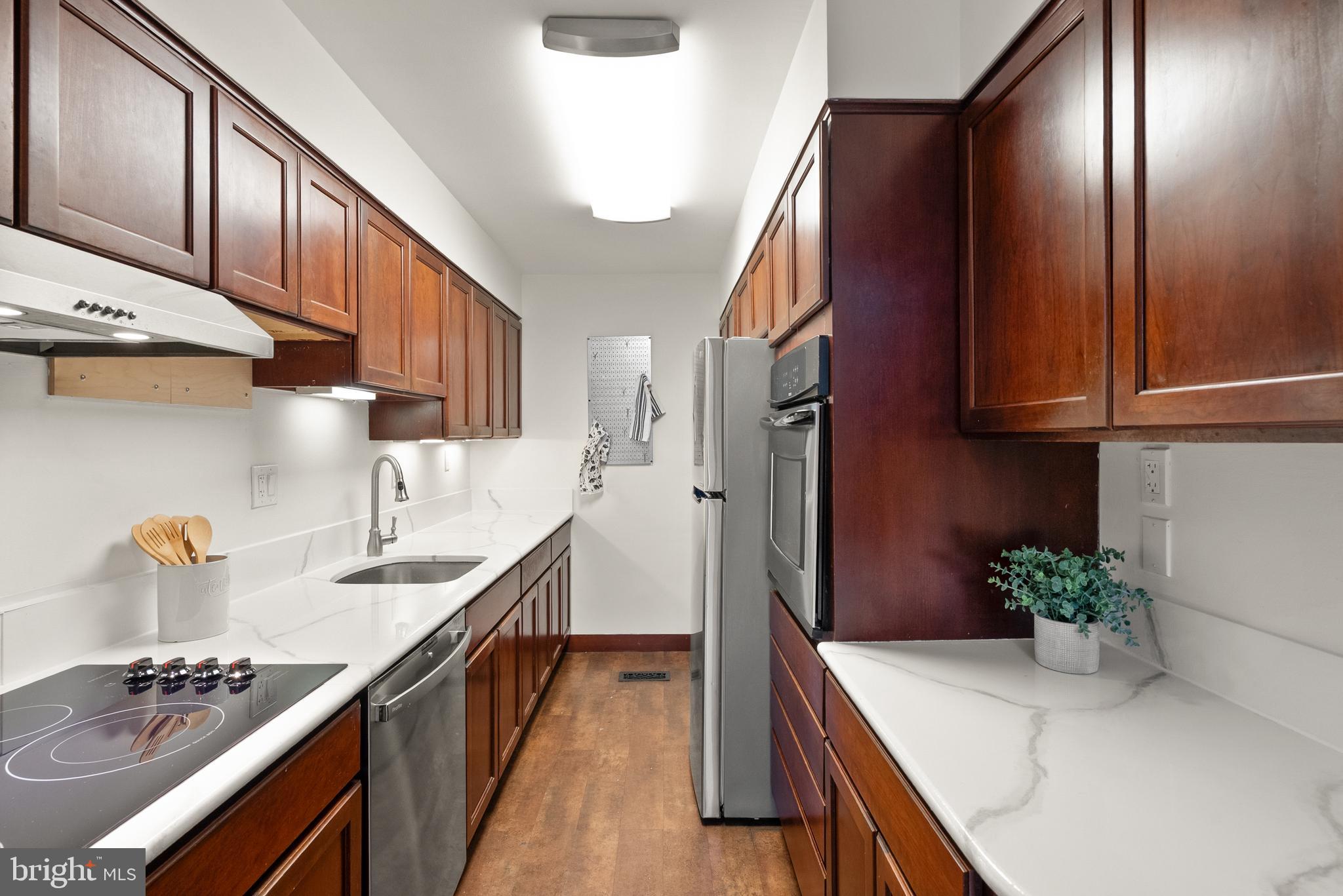 11465 Washington Plaza West Reston, VA 20190 - Photo 6 of 45 Main Level - Kitchen w/ stainless steel appliances
