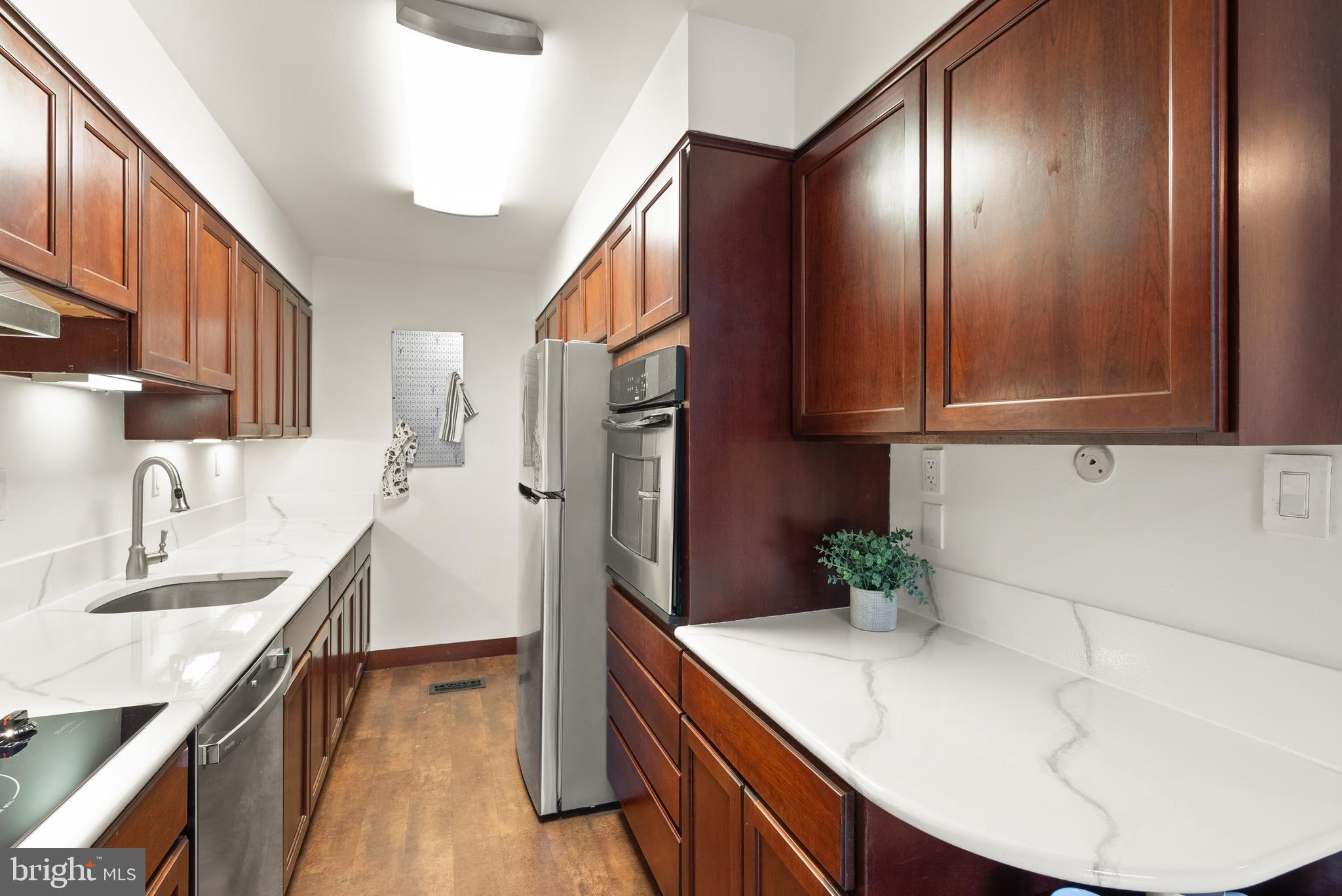 11465 Washington Plaza West Reston, VA 20190 - Photo 7 of 45 Main Level - Kitchen w/ stainless steel appliances