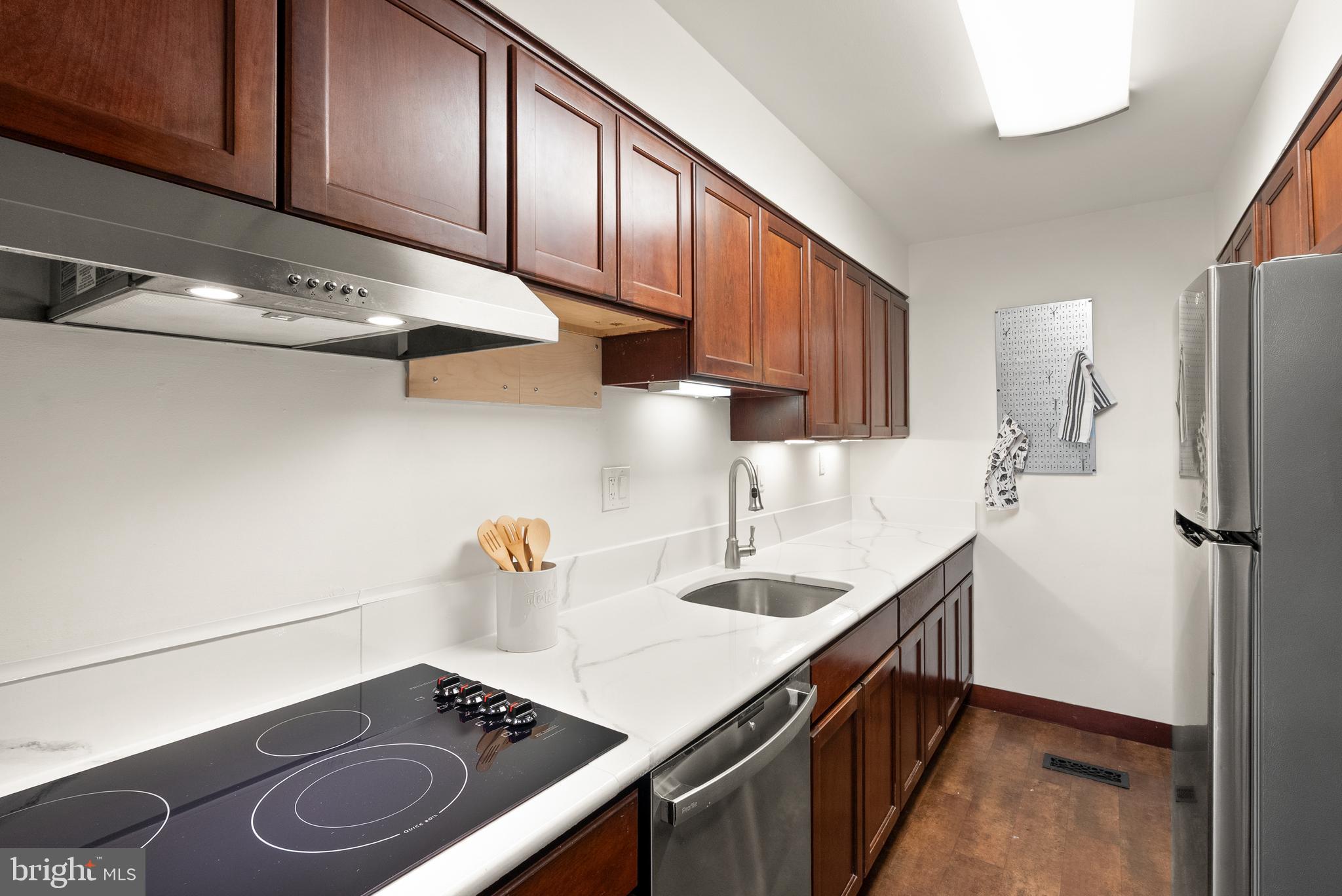 11465 Washington Plaza West Reston, VA 20190 - Photo 8 of 45 Main Level - Kitchen w/ new cooktop