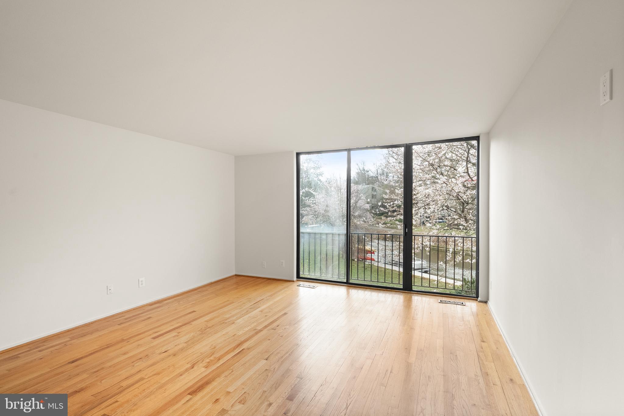 11465 Washington Plaza West Reston, VA 20190 - Photo 9 of 45 Upper Level 1 - Living room overlooking the lake