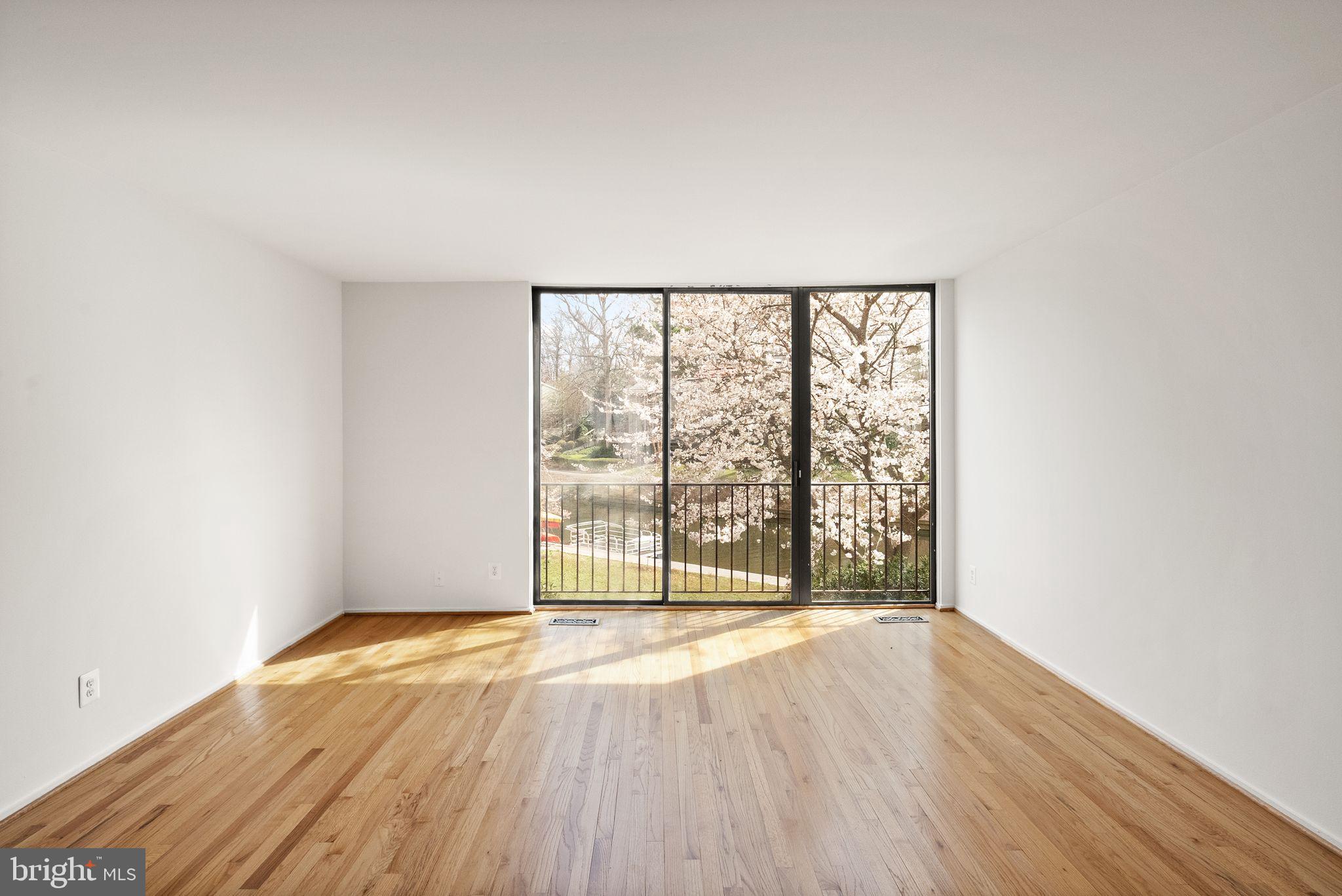 11465 Washington Plaza West Reston, VA 20190 - Photo 10 of 45 Upper Level 1 - Living room overlooking the lake