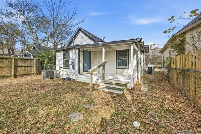 a view of backyard and trees