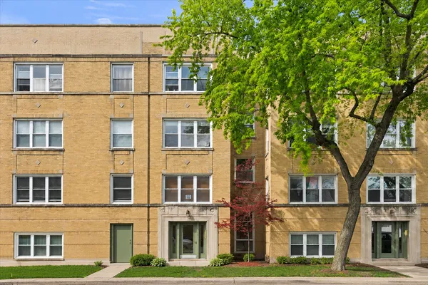$425,000 | 3124 West Cullom Avenue, Unit 1, Chicago, IL 60618