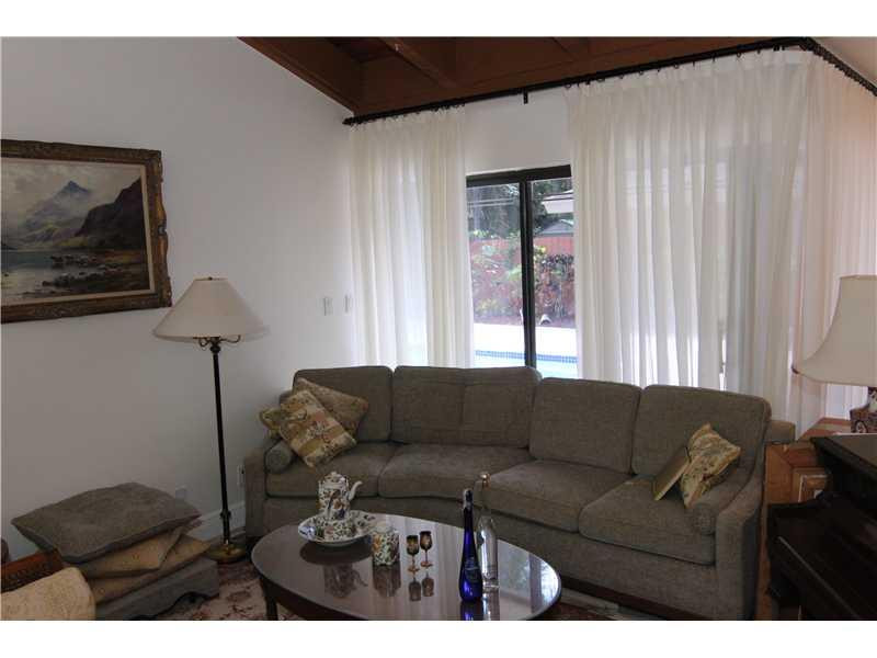 43 Greens Road, Unit 43 Hollywood, FL 33021 - Photo 17 of 30 Living Room