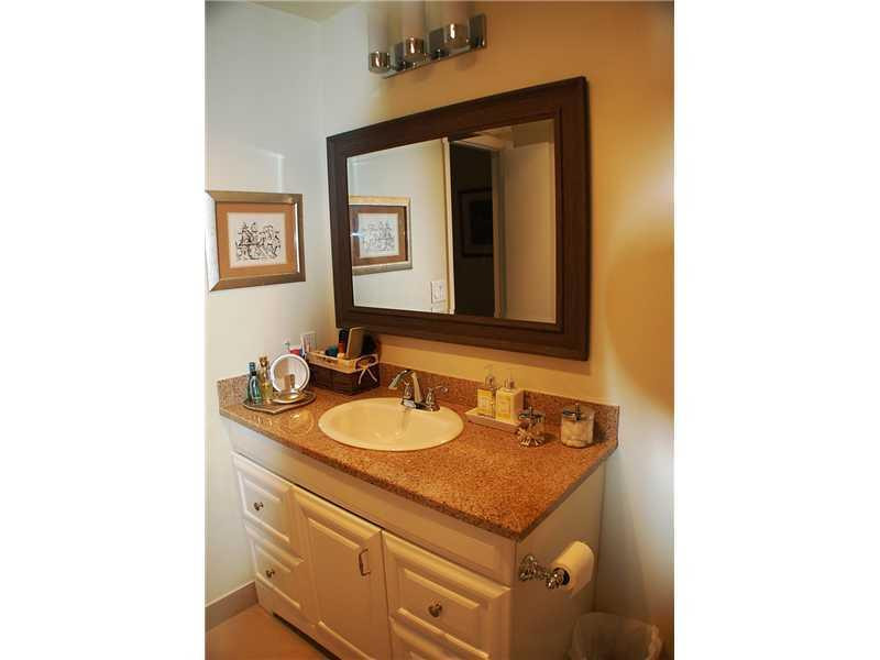 43 Greens Road, Unit 43 Hollywood, FL 33021 - Photo 21 of 30 Bathroom