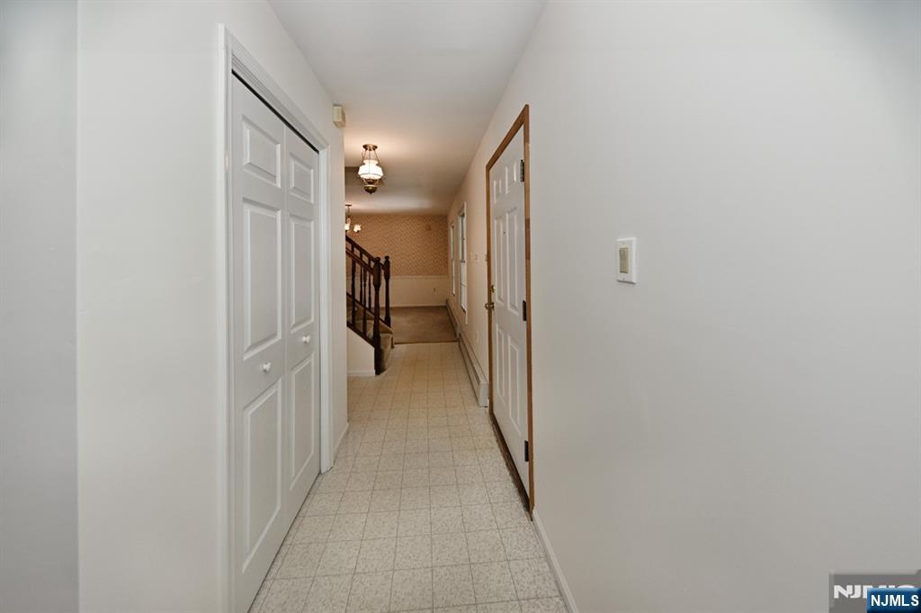 468 Old Tappan Road Old Tappan, NJ 07675 - Photo 3 of 44