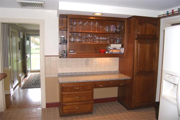 25 Jeffrey Road Wayland, MA 01778 - Photo 4 of 16 a room with a table and a mirror