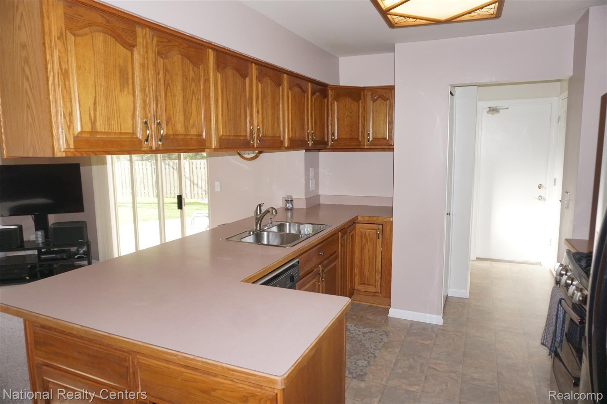 552 Buckingham Road Canton, MI 48188 - Photo 10 of 43 DSC08272.JPG